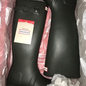 Size 5 pair of Olive green Hunter boots.